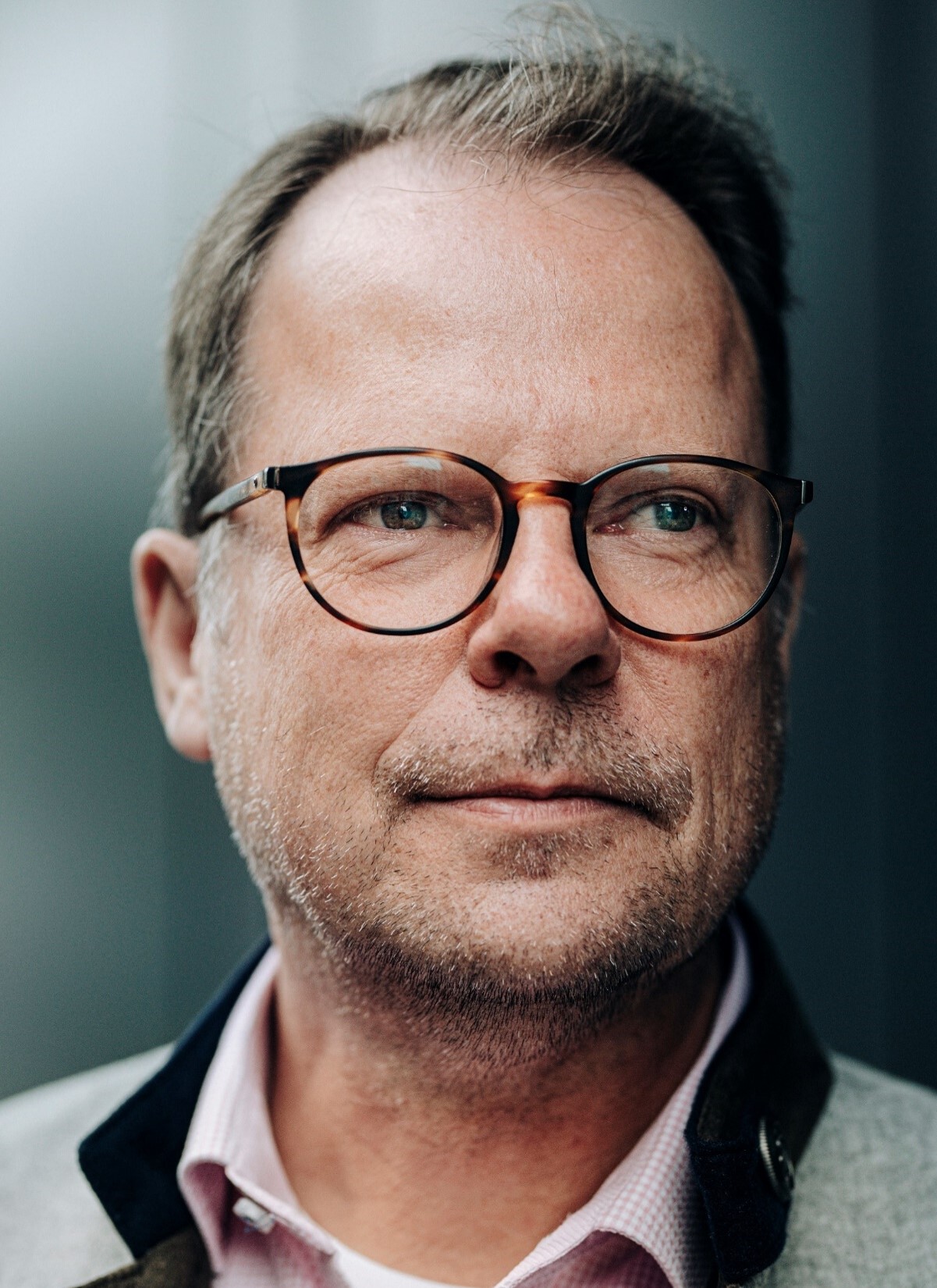 Portrait of Peter Mertens looking into the camera